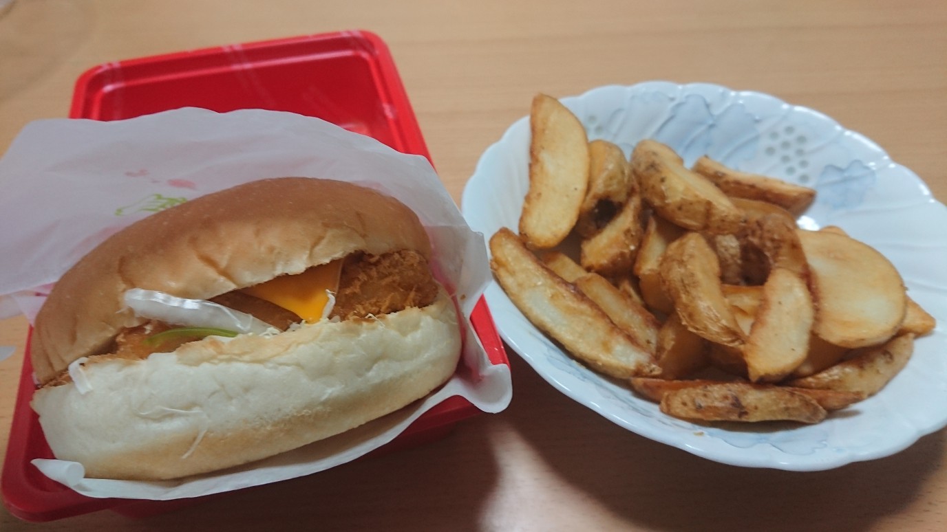 赤肩の人 Sur Twitter 早く起きてしまいとりあえず コメダのフィッシュバーガーとポテトバスケットをテイクアウトして コーラで飲んで食べるアメリカン方式で頂く やっぱりフィッシュバーガー旨いわ ポテトも揚げたてで皮つきで旨い コーラとの相性抜群ですわ 飯 赤肩の人 Sur Twitter 早く起きてしまいとりあえず コメダのフィッシュバーガーとポテトバスケットをテイクアウトして コーラで飲んで食べるアメリカン方式で頂く やっぱりフィッシュバーガー旨いわ ポテトも揚げたてで皮つきで旨い コーラとの相性抜群ですわ 飯