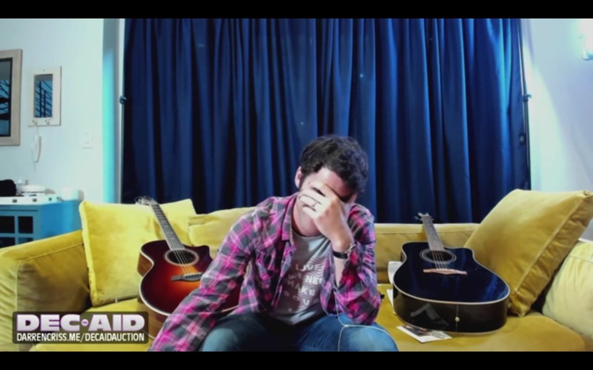 iamdangerously's tweet image. My mom that             Me that wanted 
shows my old    vs      to forget that 
photos to my               embarrassing    
friends                    moment of my life

#DarrenCriss #DECAIDDARREN #DECAID