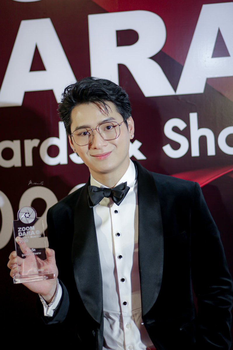 MilkmenFL's tweet photo. ยินดีด้วยนะครับคนเก่ง ที่ได้รับรางวัล "ซูมบทแตกฝ่ายชาย" 🎉

#ZoomdaraAwards2020

@kristtps  
@krist_est
#KristPerawat 
#ยยขคพ https://t.co/aP4X4HyEZc