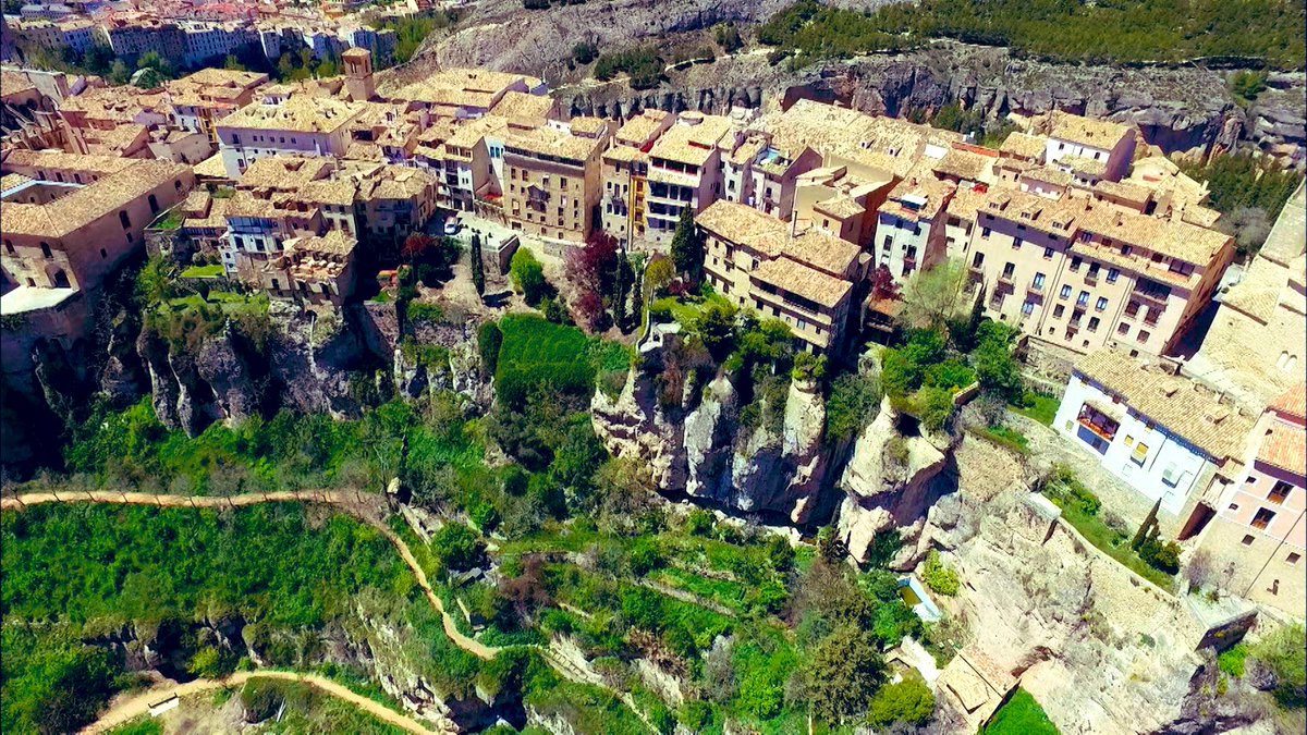 世界遺産 今日午後6時からの放送は スペインの空中都市 クエンカです 壁のように細長く延びる断崖 その上にびっしり建ち並ぶ家々 世界に類のない景観 空から見るとよく分かります 世界遺産 スペイン クエンカ 空中都市 断崖