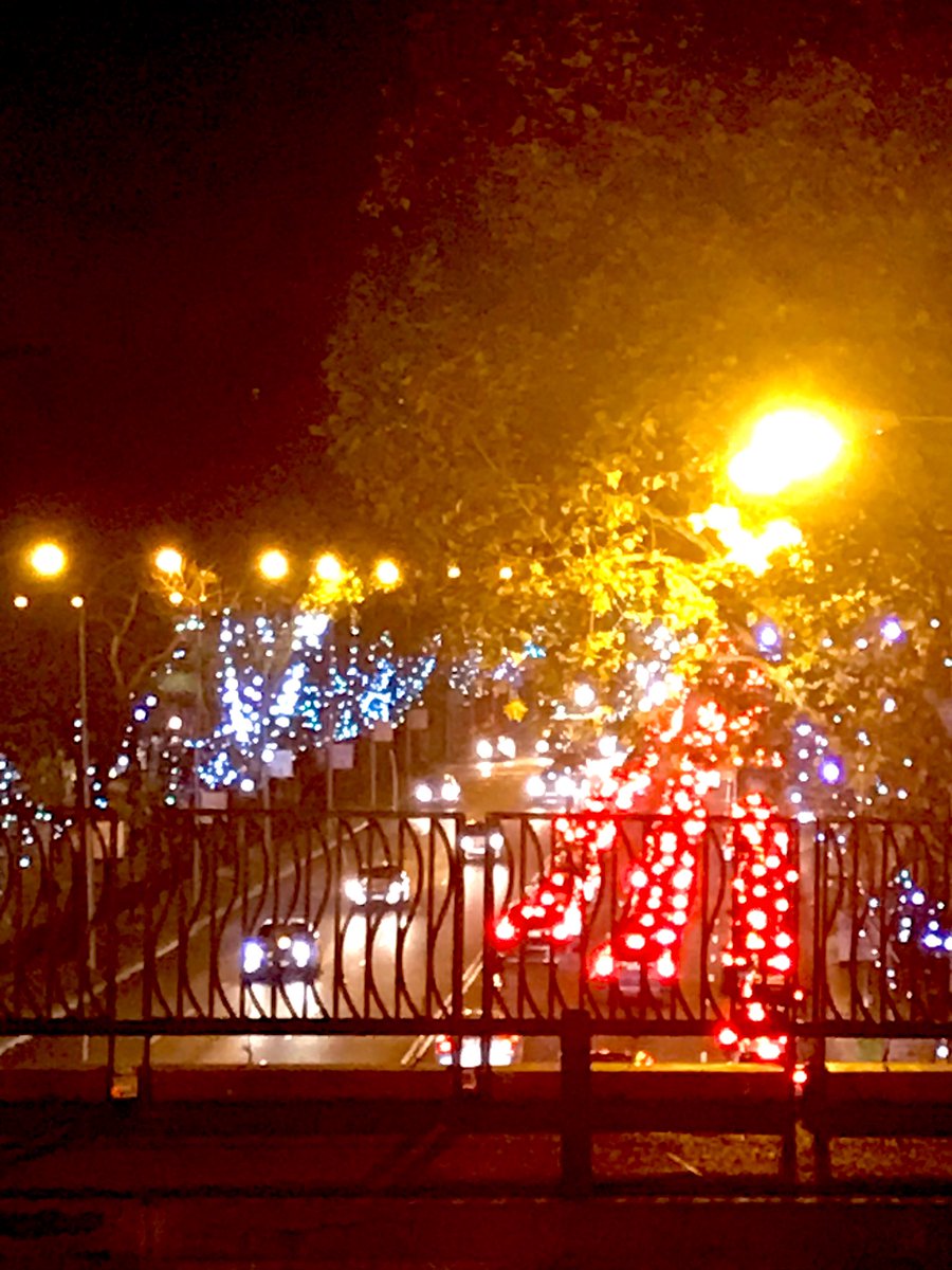 morenocasas's tweet photo. Hoy el centro de #Madrid muy #iluminado y con gran afluencia en las #calles #comercios y la #hostelería. Con #prudencia y #respetando las medidas de #seguridad la #reactivación económica es posible. @ComunidadMadrid @MADRID @_CEIM_ @CamaradeMadrid @madridforo @foroempresasMAD https://t.co/tQHgP4wGER