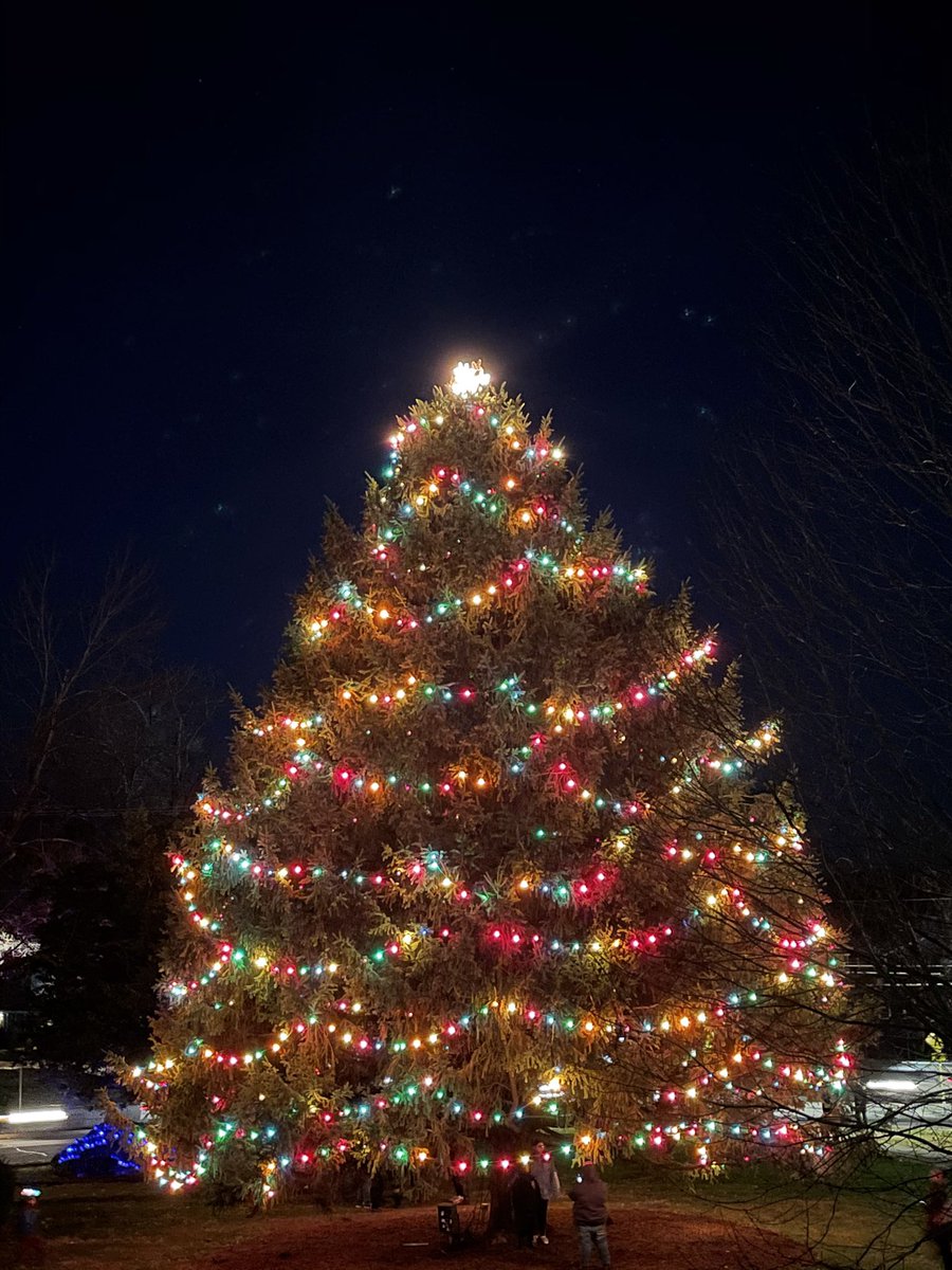 RecWappfalls's tweet photo. Thank you to all who attended the Village of Wappingers Falls Christmas Parade! Big thank you to Cindy Latino, Todd Bowen, Local Fire Departments and many businesses. Another big thank you to Wappingers Falls Rotary and especially WT Garner Fire House for lighting up our Tree! https://t.co/82auM4Y0X2