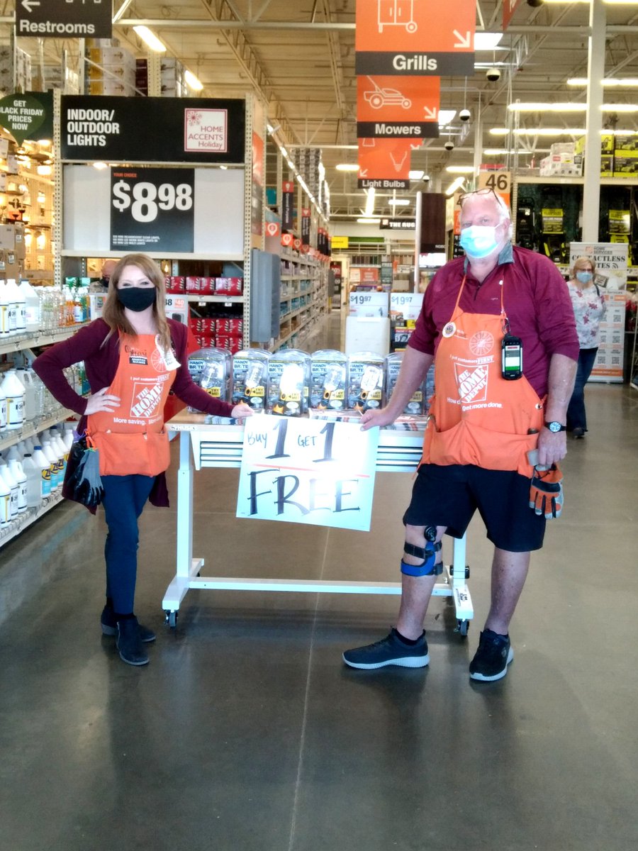 StillRachelWell's tweet photo. Shari and Big Dave shouting out our but one get one deal right at the front entrance - that's the way to drive sales! 
#MtnHomeHustle #DontMissThis #Packdownsalesup #Merchandisingmasters https://t.co/MInYLrFNfl