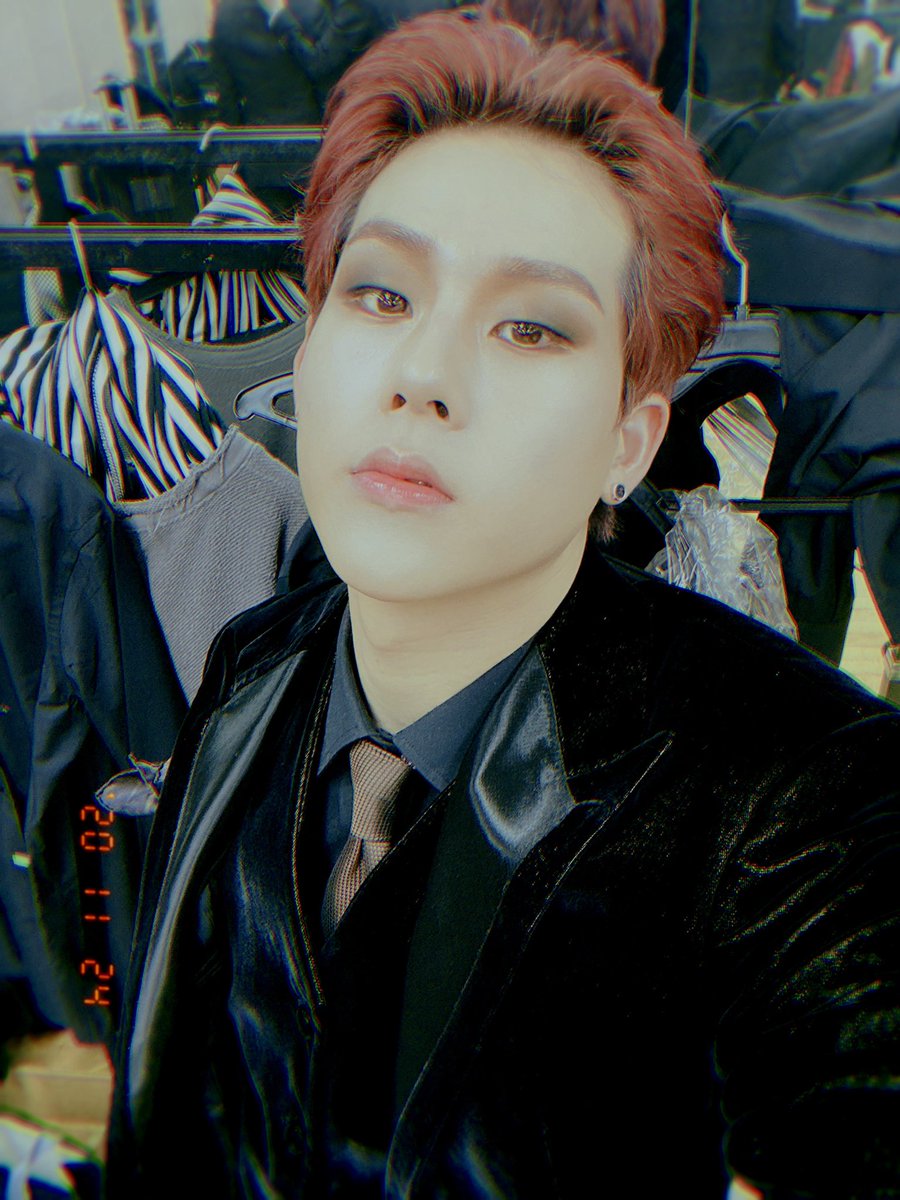 OfficialMONSTAX's tweet image. 몬베베 어제 처음으로 선보인 대동단결 어땠어요? 진짜 실제로 함께했으면 더 좋았을텐데 ㅠㅠ 몬베베는 항상 사랑입니다🖤 그리고 드디어 정말 존경하는 고등학교 선배님 “이정재“선배님을 만나뵈어서 영광이었고! 좋았습니다!! #2020AAA #대상몬베베🏆 #주헌