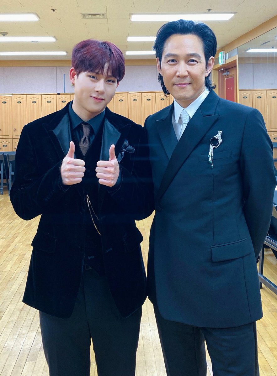 OfficialMONSTAX's tweet image. 몬베베 어제 처음으로 선보인 대동단결 어땠어요? 진짜 실제로 함께했으면 더 좋았을텐데 ㅠㅠ 몬베베는 항상 사랑입니다🖤 그리고 드디어 정말 존경하는 고등학교 선배님 “이정재“선배님을 만나뵈어서 영광이었고! 좋았습니다!! #2020AAA #대상몬베베🏆 #주헌