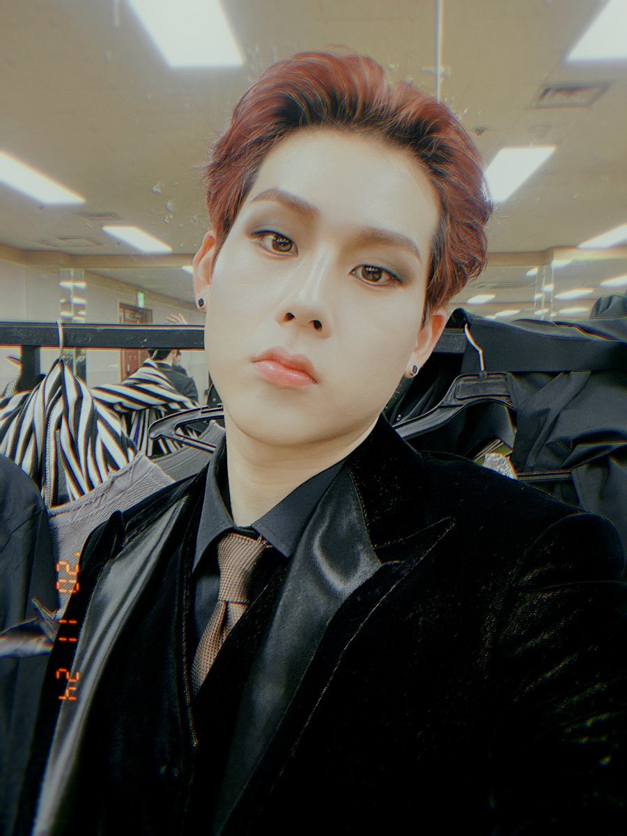 OfficialMONSTAX's tweet image. 몬베베 어제 처음으로 선보인 대동단결 어땠어요? 진짜 실제로 함께했으면 더 좋았을텐데 ㅠㅠ 몬베베는 항상 사랑입니다🖤 그리고 드디어 정말 존경하는 고등학교 선배님 “이정재“선배님을 만나뵈어서 영광이었고! 좋았습니다!! #2020AAA #대상몬베베🏆 #주헌