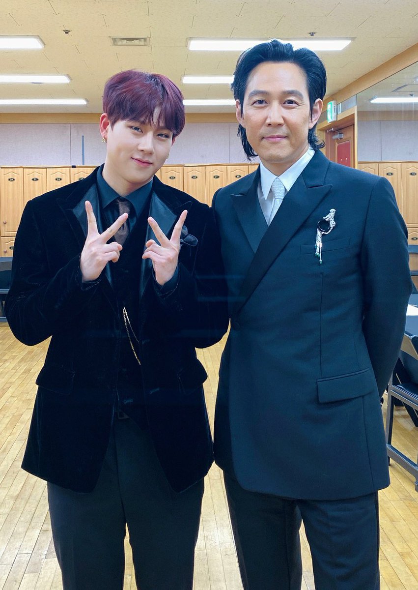 OfficialMONSTAX's tweet image. 몬베베 어제 처음으로 선보인 대동단결 어땠어요? 진짜 실제로 함께했으면 더 좋았을텐데 ㅠㅠ 몬베베는 항상 사랑입니다🖤 그리고 드디어 정말 존경하는 고등학교 선배님 “이정재“선배님을 만나뵈어서 영광이었고! 좋았습니다!! #2020AAA #대상몬베베🏆 #주헌