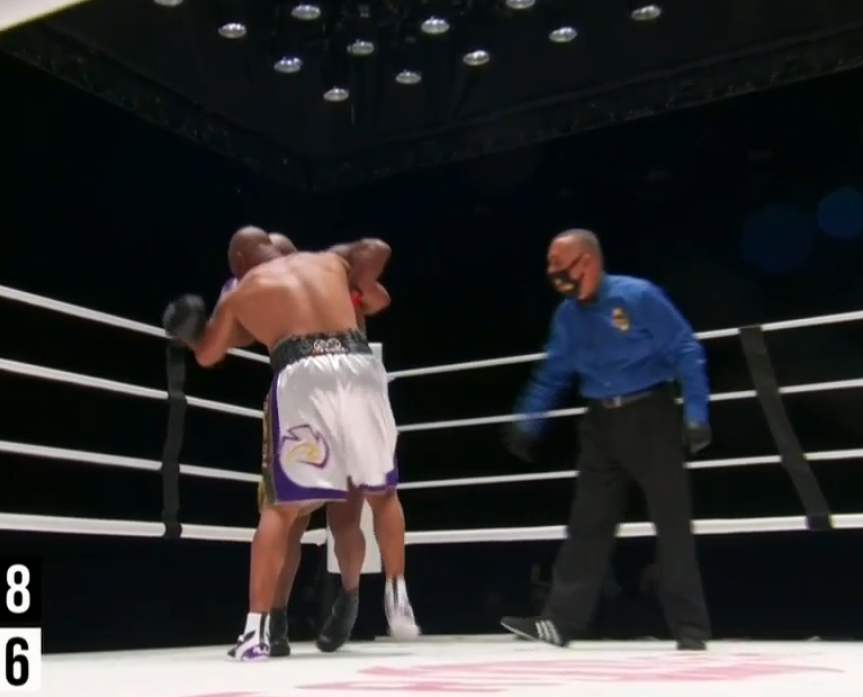 marca's tweet photo. 4º asalto: Realmente Tyson y Jones muestran una agilidad impropia para alguien de su edad. No hay golpes duros, pero se nota que se han preparado muy bien y de ahí que puedan rememorar en parte aquello que fueron hace años https://t.co/Smagt7jRpS #TysonJones https://t.co/86TPEk2Z2M