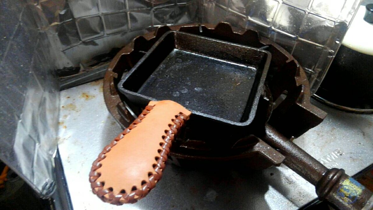 Match ごてんばr342 角型スキレットハンドルカバー自作 自宅とキャンプで使っていたスキレットのハンドルカバーを自作しましたよ 皆さん自作してるか 市販のものをご利用だと思います サドルレザー2 5mm 3mm牛レース ソロキャンプ ごてんばr342