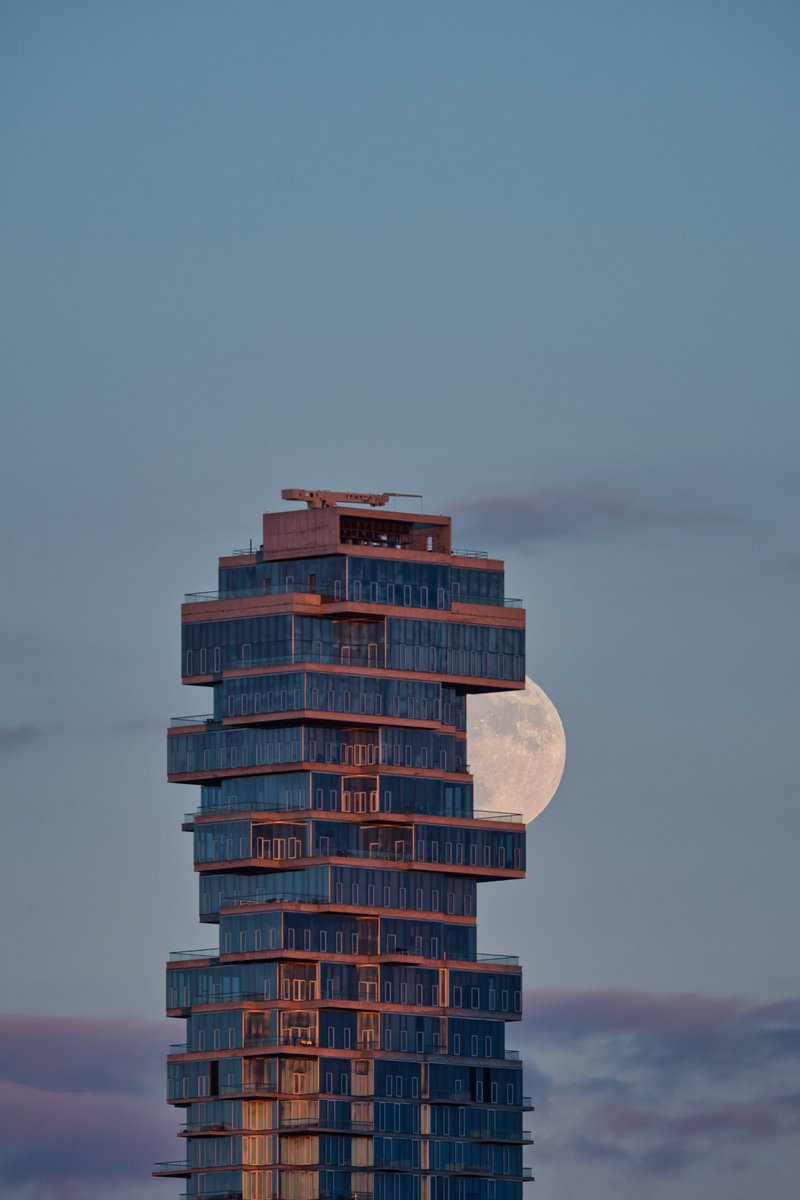 chocotuits's tweet photo. Hoy por fin he conseguido una imagen que llevaba buscando desde que llegué a Nueva York hace un año. La luna pasando tras el 56 de Leonard Street. https://t.co/SN6SWOsYdT