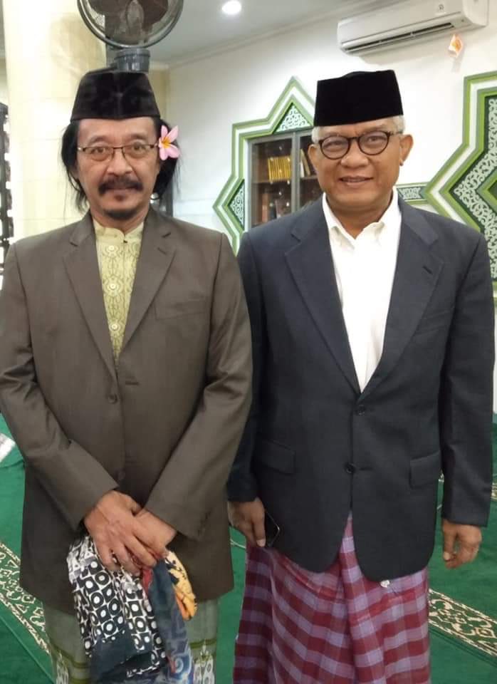sudjiwotedjo's tweet photo. Kenangan dgn sohibku menulis buku #TuhanMahaAsyik . Almarhum Dr Muhammad Nursamad Kamba. Doktor ahli tasawuf Univ Al Azhar Kairo. Maksud hati utk bersamanya — spt kata Gus Mus —- mereformasi pandangan manusia ttg Tuhan sampai belasan jilid, Tuhan cukupkan sampai 2 jilid saja. https://t.co/38H2gUPGf5