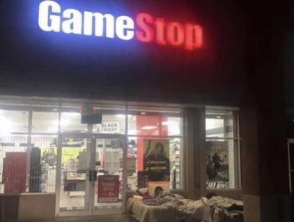 illestReborn's tweet photo. Nate Robinson a millionaire but sleeping outside for a Ps5 #tysonvsjones https://t.co/jDaflfEsZZ