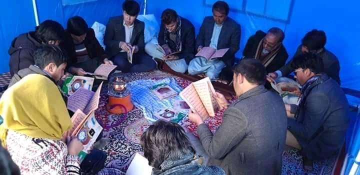 Buddha_Salsal's tweet photo. از خیمهی تحصن باشندگان بامیان حمایت کنید!
انفجار در بامیان بدون همدستی و همکاری با تروریستان، خوابی بیش نبود؛ اما دو انفجار پی هم در روز سهشنبهی هفتهی گذشته خواب تروریستان را به حقیقت مبدل کرد و شکوه و آوازهی بلند افغانستان را زیر پرسش قرار داد.
#NoToTerrorism
#SaveBamyan https://t.co/tIYXfPyzJO