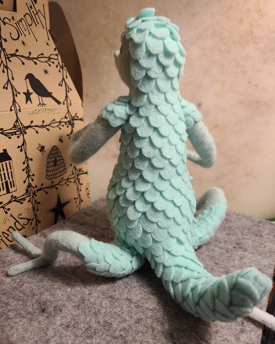 DesignBnb's tweet photo. I wanna get some purple or burgundy on him but I'm not exactly sure where.
#needlefelting #fiberart #fiberartist #toy #handcrafted #customtoy #creature #critter #feltedsculpture #posablefigures #feltedfigures #deskbuddie #scales https://t.co/IotfOBH2Vs