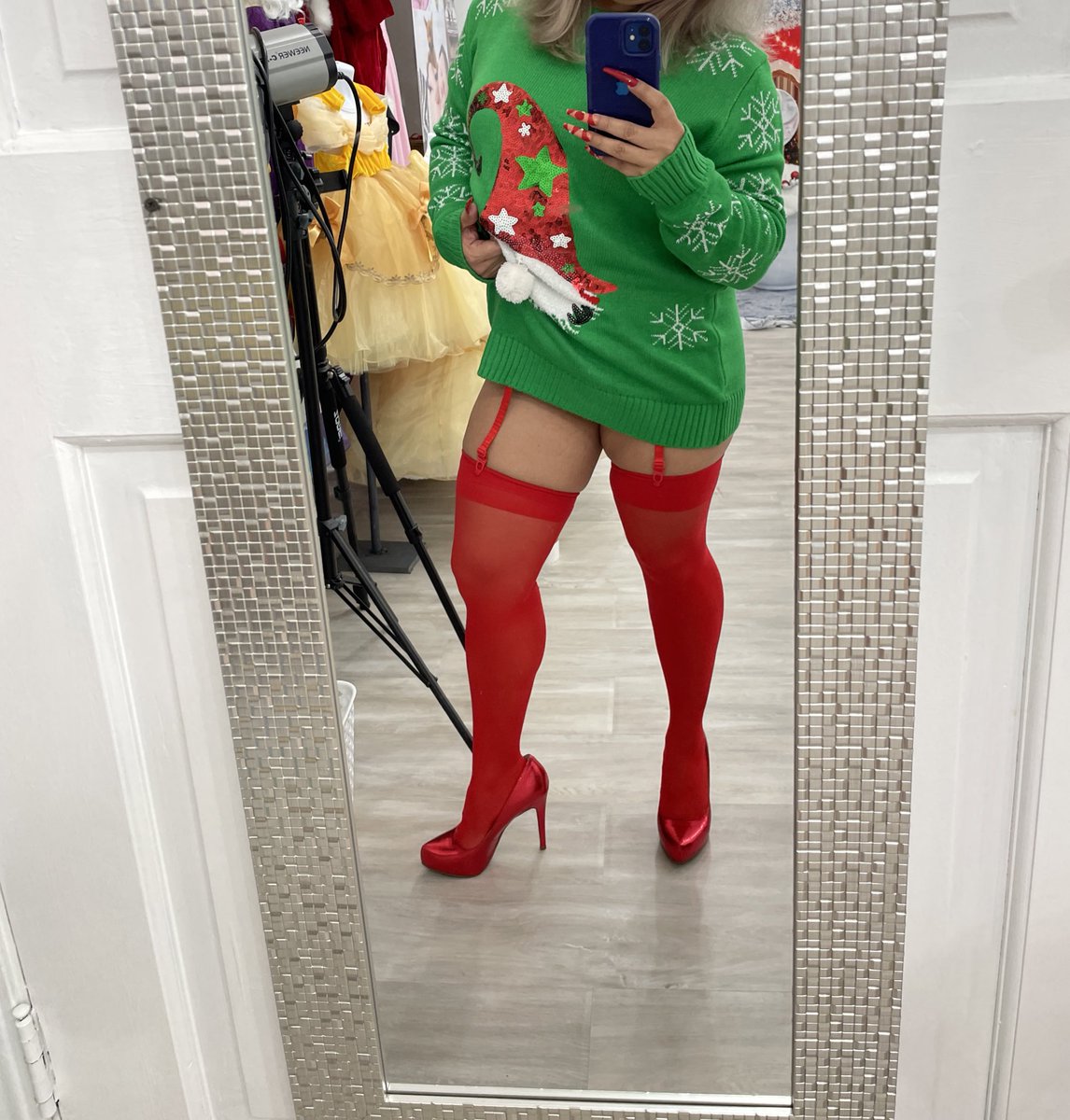 Cynthia40805936's tweet photo. Waiting on some naughty Christmas pics!! #onlyfansgirl #fansgirl #onlyfanslatina #naughty #naughtylist #red #redgarter #jessicasimpson #heels #highheels #shoeporn https://t.co/b1TZOVwe0u