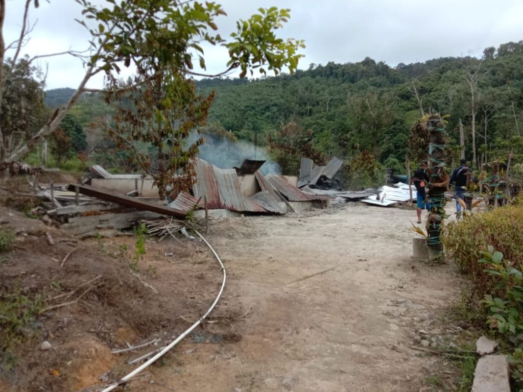 logos_id's tweet photo. Logos turut berduka sedalam-dalamnya untuk korban di Sigi, Sulawesi Tengah dan turut mengecam keras tindakan terorisme di tempat tersebut.

- 1 gereja &amp; 6 rumah dibakar
- 4 orang dibunuh, 1 dibakar, 1 dipenggal https://t.co/UExOq9rJk0