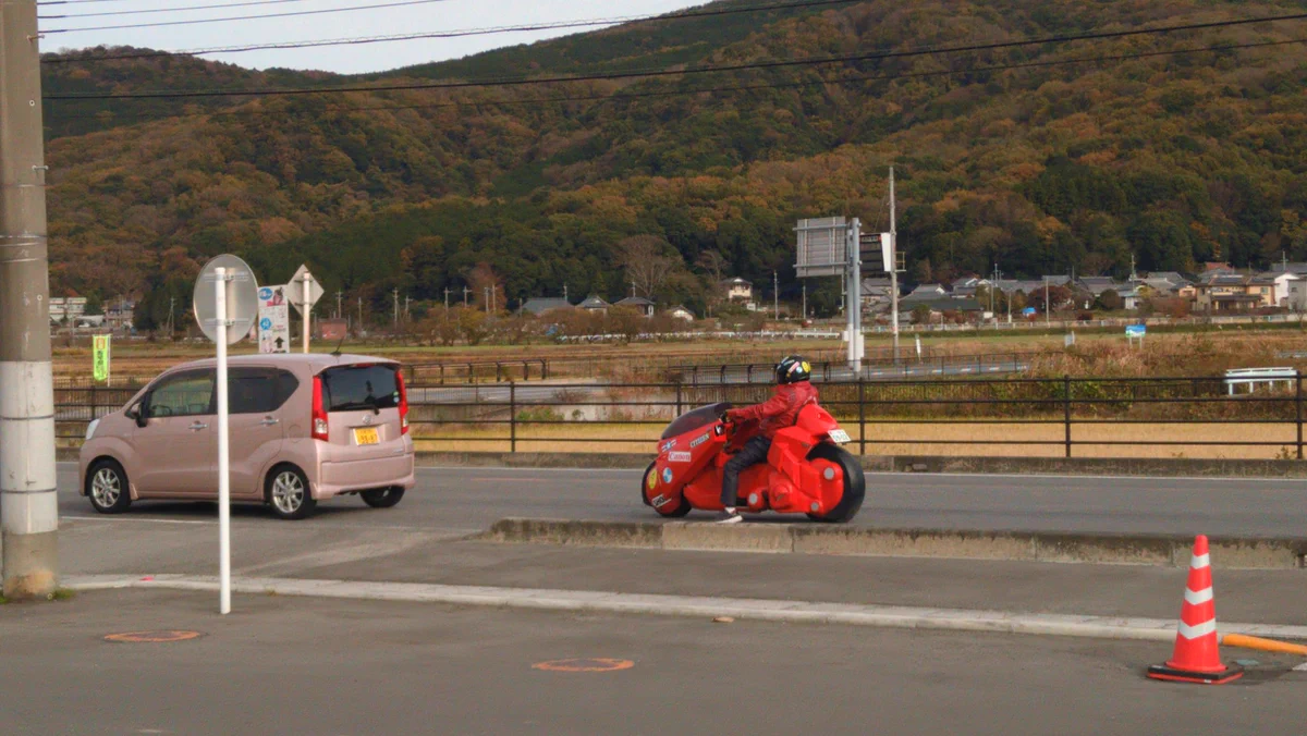 思わず3度見した？コンビニから出たらピーキー過ぎるマシンが居た！