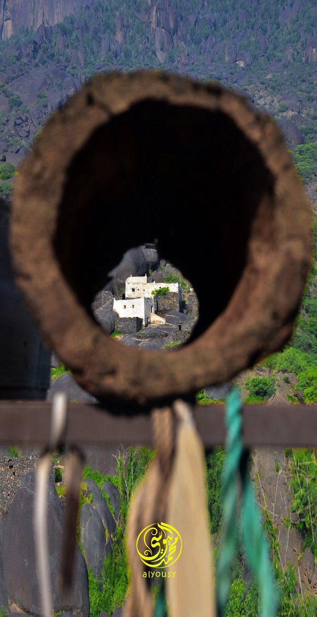 يالله ياللي جودنا من جودة
لا لاح براقه تحن ارعودة

يامن على عرشه وضع كرسية
الكبر لك والعظمة والزودة

بين الوجيه العامره جملنا
عل وعسى الشاعر لقى مقصودة

يسبح بحر والبحر بين امواجه
الجوهرة والدرة المفقودة 

ولا خذيت الا الدرر و الندر
واصوغها اهزوجة وطن وانشودة

#احمد_بن_خازم