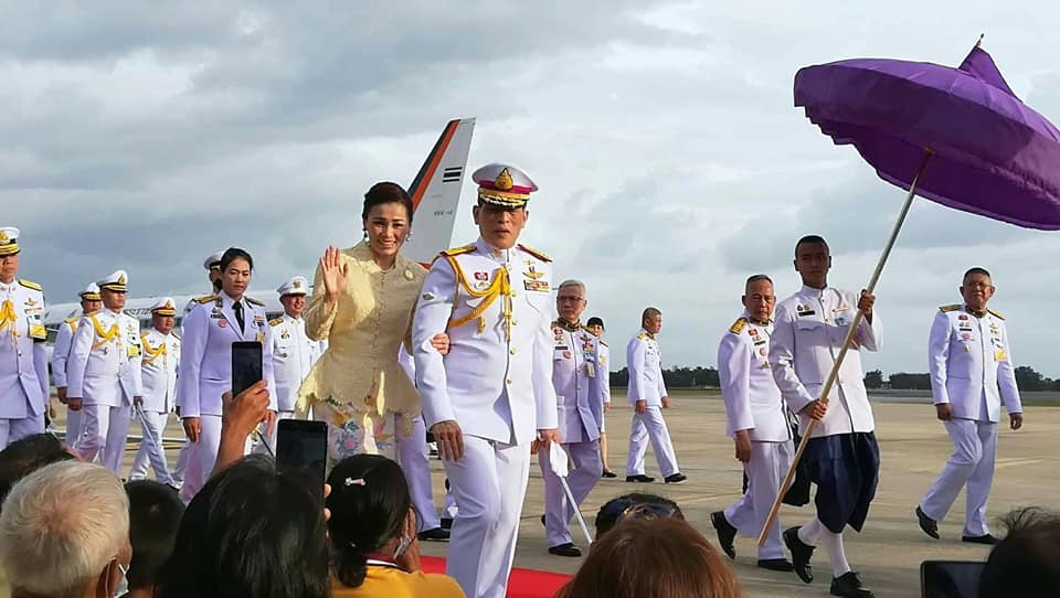 sawai122's tweet photo. พระบาทสมเด็จพระเจ้าอยู่หัวและสมเด็จพระนางเจ้าฯ พระบรมราชินี เสด็จพระราชดำเนิน โดยเครื่องบินพระที่นั่งถึงท่าอากาศยานตรัง
ทรงโบกพระหัตถ์ให้กับประชาชนที่มาเฝ้าทูลละอองธุลีพระบาทรับเสด็จ ณ  ท่าอากาศยานตรัง🙏💜💛
#ขอให้ช่วยกันทำดีทำสิ่งที่ถูก
#เราจะเดินไปด้วยกันด้วยความรัก https://t.co/TX7vBtA8Xo