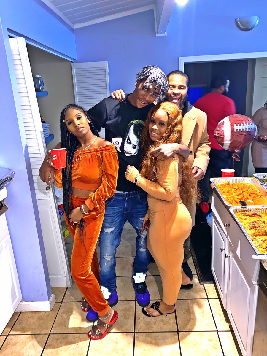 FLYASSKEVIN's tweet photo. Big cousins 🏆💙 https://t.co/rHFnwXG3gT