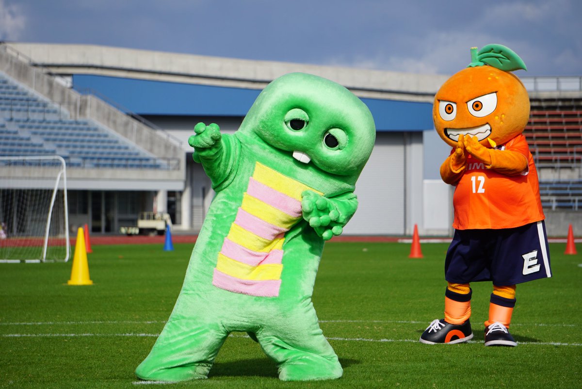 愛媛fc ガチャピン 参戦 激闘必須の ゆるキャラサッカー はこのあと12 30キックオフ まだ間に合う スタジアムへ急げ 遠隔の方は下のtweetからlive配信をチェケラ Ehimefc 愛媛fc 一平くん 愛媛対水戸 T Co