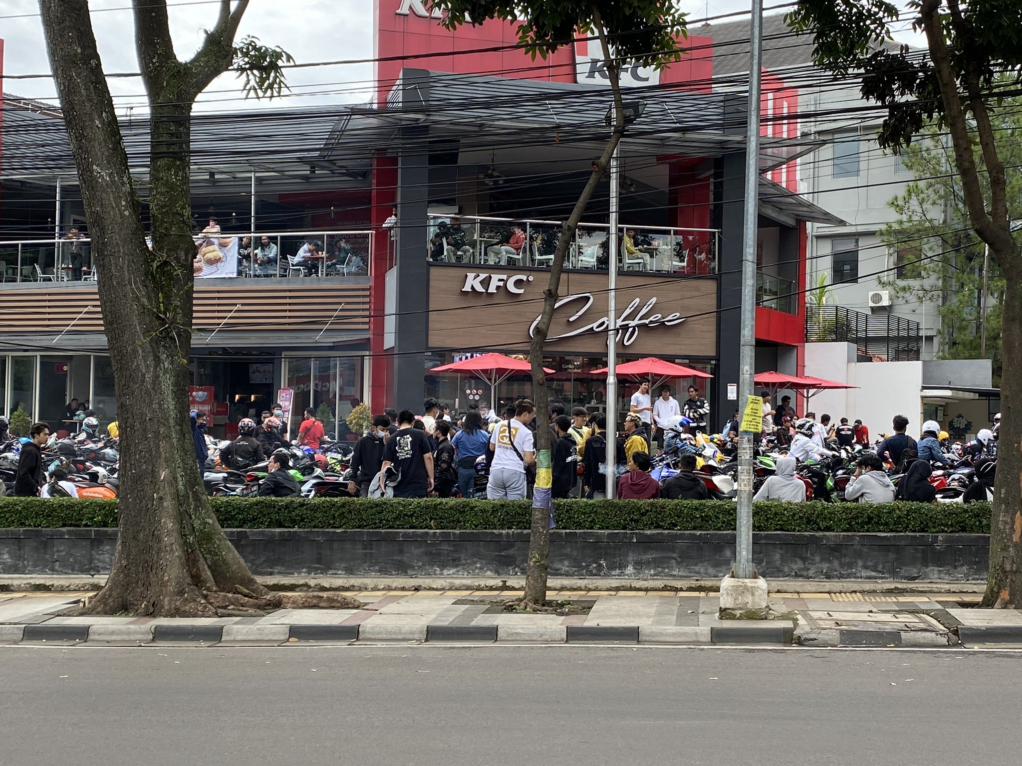 radio-prfm-on-twitter-09-06-situasi-kfc-setiabudi-pagi-ini-ramai