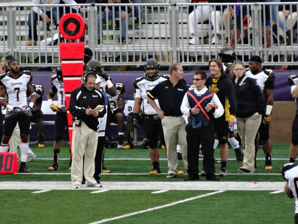 AaronHowie's tweet photo. Hey @Broncos if you're looking for a QB...

I have previous experience throwing a ball on the field during a D1 college game...#PutMeInCoach #ImReadyToPlay https://t.co/6j0mkpqTjR