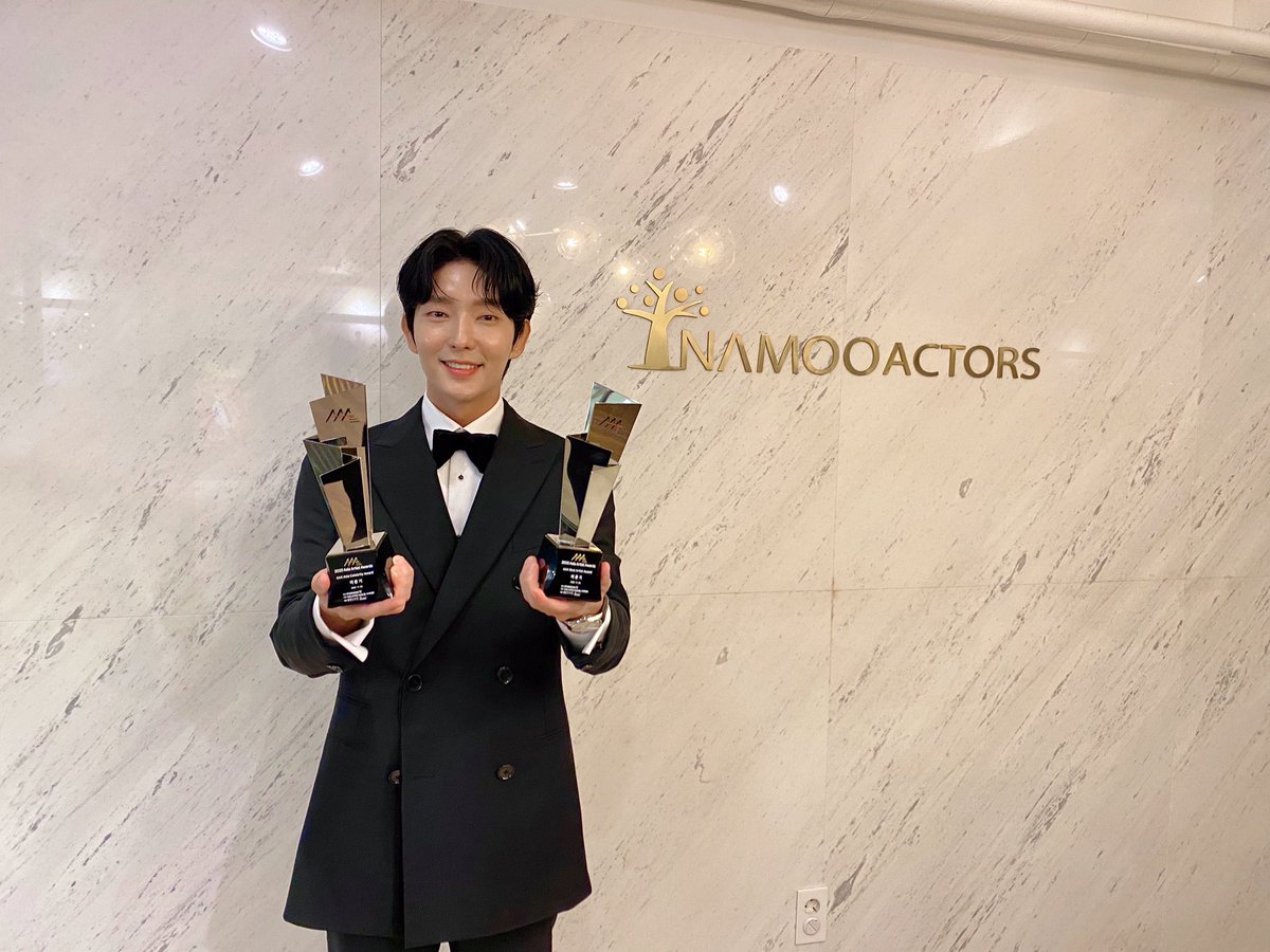 NAMOOACTORS2004's tweet photo. [#NEWS] 이준기, '2020 AAA' 2관왕 달성 "전 세계에 꽃 피는 날 오기를"
▶ https://t.co/EeOA3hAbpM
　
#이준기 #악의꽃 #LEEJOONGI #FlowerOfEvil https://t.co/PaSFDNfH5Q