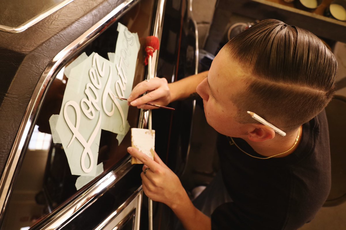 🗣ARTIST FOR HIRE. Twitter do your thing ✌🏼🎨 #Signpainter #Signpainting #Handpainted Photos by the talented @lukeylowkey 📷 #Whittier