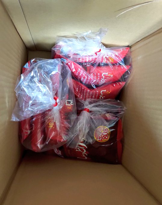 ゆーきゃん(@shikiyou_yu)!!!!!!!しっとりチョコのさ!!!!!!量がさ!!!!!30固て!!!!!!!!!ありがとう!!!!!!!!すっげ〜〜〜〜〜量だよ!!!!!!!!!!いちんち一個食わないと倒しきれないよ!!!!!!!!!! 