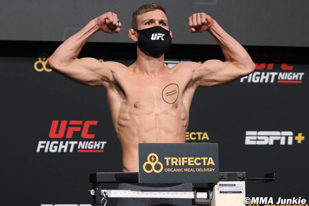 #UFCVegas15 results: Jonathan Pearce (@JSPmma) def. Kai Kamaka via TKO (punches) – Round 2, 4:28
Full results: https://t.co/wVa440KJR4 https://t.co/XWbF3yMImf