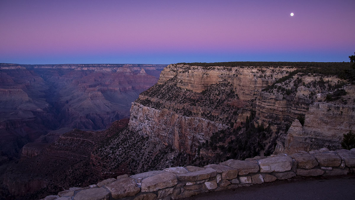 Those walking along the Canyon Rim Trail this evening witnessed the moon rising during sunset. Early Monday morning the penumbral lunar eclipse will be visible here from 12:30-4:50 am.

The entire length of the Canyon Rim Trail is 13 miles (21 km)  go.nps.gov/rt -mq