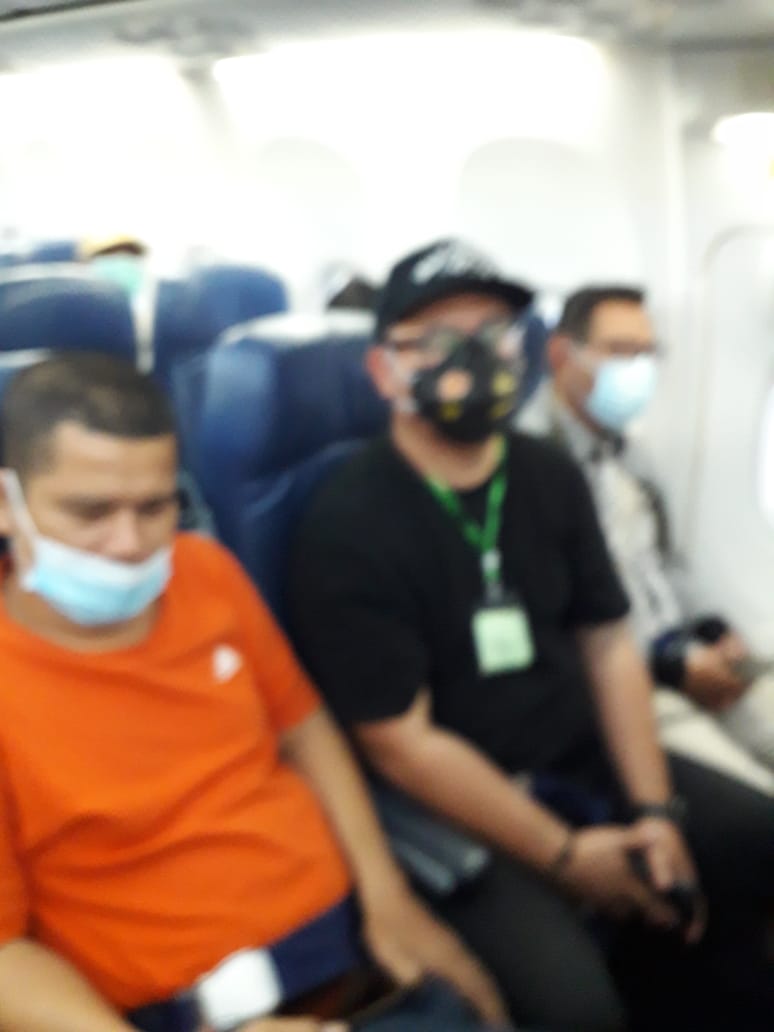Penerbangan Lion Air (JT 293) Pekanbaru ke Jakarta 28 Nov 2020, penumpang harus duduk bertiga! Tidak ada protokol kesehatan? 
#lionair #COVID19 <a href="/jokowi/">Joko Widodo</a> <a href="/kemenhub151/">Kemenhub RI</a> #PEKANBARU #riau #DukungTNIAmankanNegara