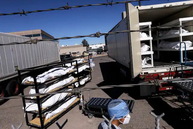 😢I cry for El Paso—Inmates move hundreds of bodies into mobile morgues; National Guard now does grim task; Funeral homes turn storage closets to freezers; crematorium broke from overuse; convention center now a field hospital; lacking gravesites. #COVID19 washingtonpost.com/nation/2020/11…