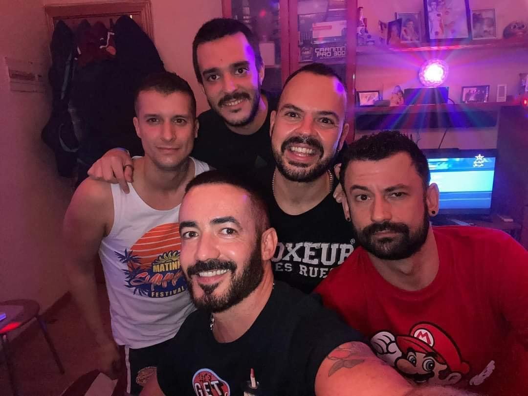 Salinas chill en familia !!
<a href="/Vico_mad/">TheRealVico</a> <a href="/DjIvanPequeno/">IVÁN PEQUEÑO</a> <a href="/CarlosSalinasDJ/">Carlos Salinas</a>