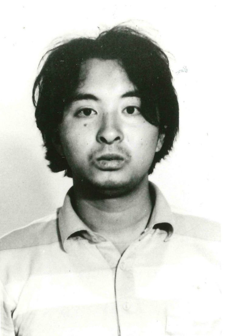 裏庭映画保存会 逮捕後でよく使われていた宮崎勤の写真は署で容疑者として取調べが始まる前に撮ったかなりキョドった顔の写真でしたね 思えばあのザンバラ髪の空ろな眼の男の写真と例のビデオ一杯の部屋の写真でオタク 犯罪者といったイメージが一般市民の