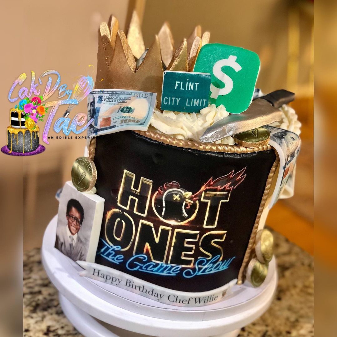 firstwefeast's tweet image. Chef Willie’s birthday cake though @chefwilliew 🔥 #HotOnes | 🔁: @cakdbytae/IG