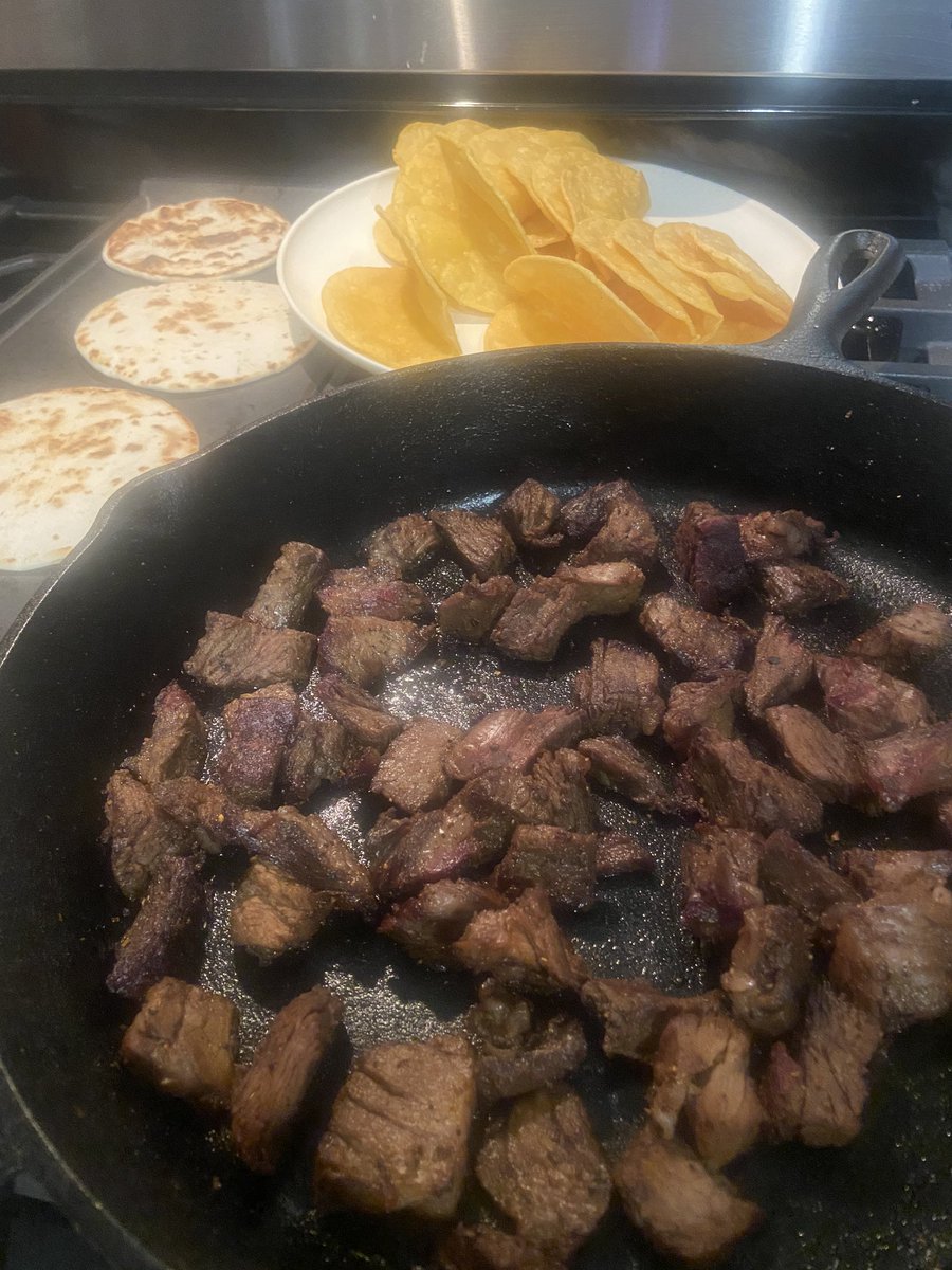 CalinVegas's tweet photo. Made carne asada taco meat with the left over prime rib...It’s like the chopped kitchen up in this piece
#ChefCal https://t.co/vazvx9ytzx