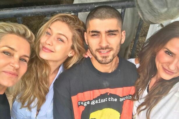 ZaynSquadBrasil's tweet image. Gigi e Yolanda estão gostando da presença da mãe de Zayn, Trisha: "Yolanda e Trisha não se cansam da preciosa garotinha do casal e isso faz o coração de Gigi derreter ao ver as avós de sua filha se preocupando com ela.”, explicou a fonte.