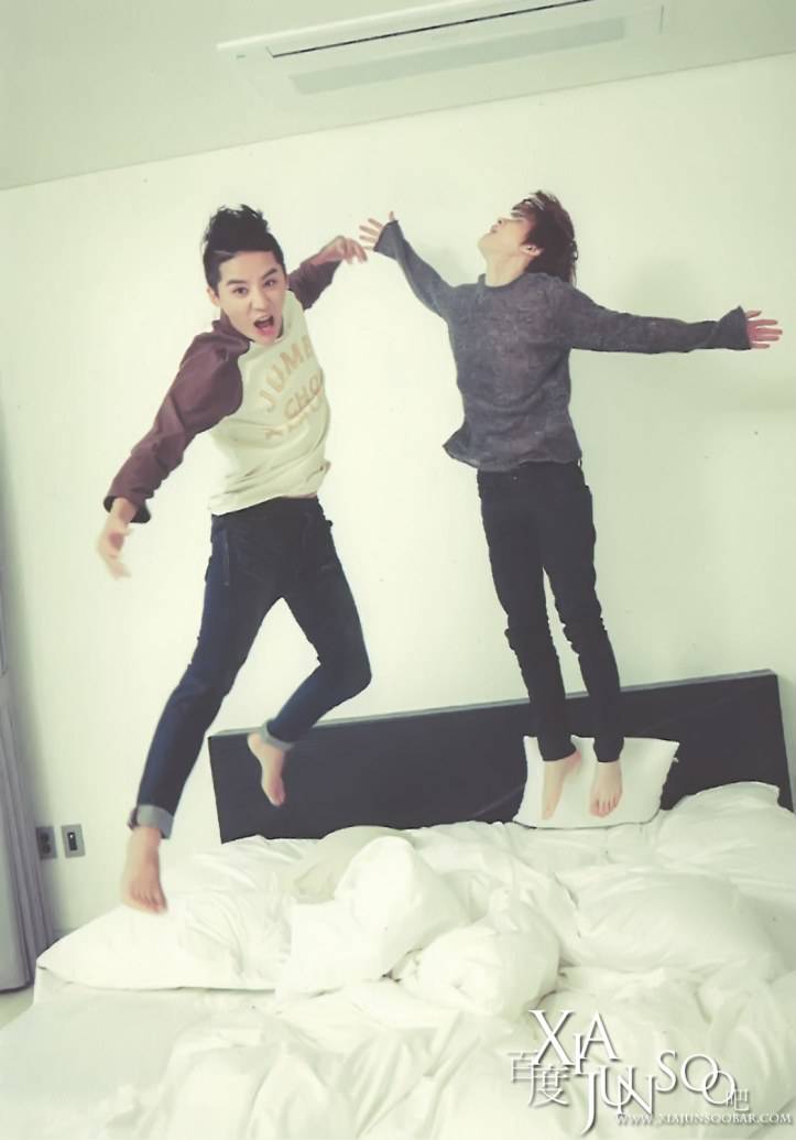 Today Jaejoong presented us his new image, so I'm also giving you the feet in their new look. Yes, they dressed up.