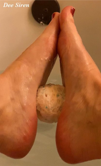 Who likes pretty feet & scrubby bath bombs???? #feetpics #feetpics #footfetishnation #nails💅 #bath #bathbomb