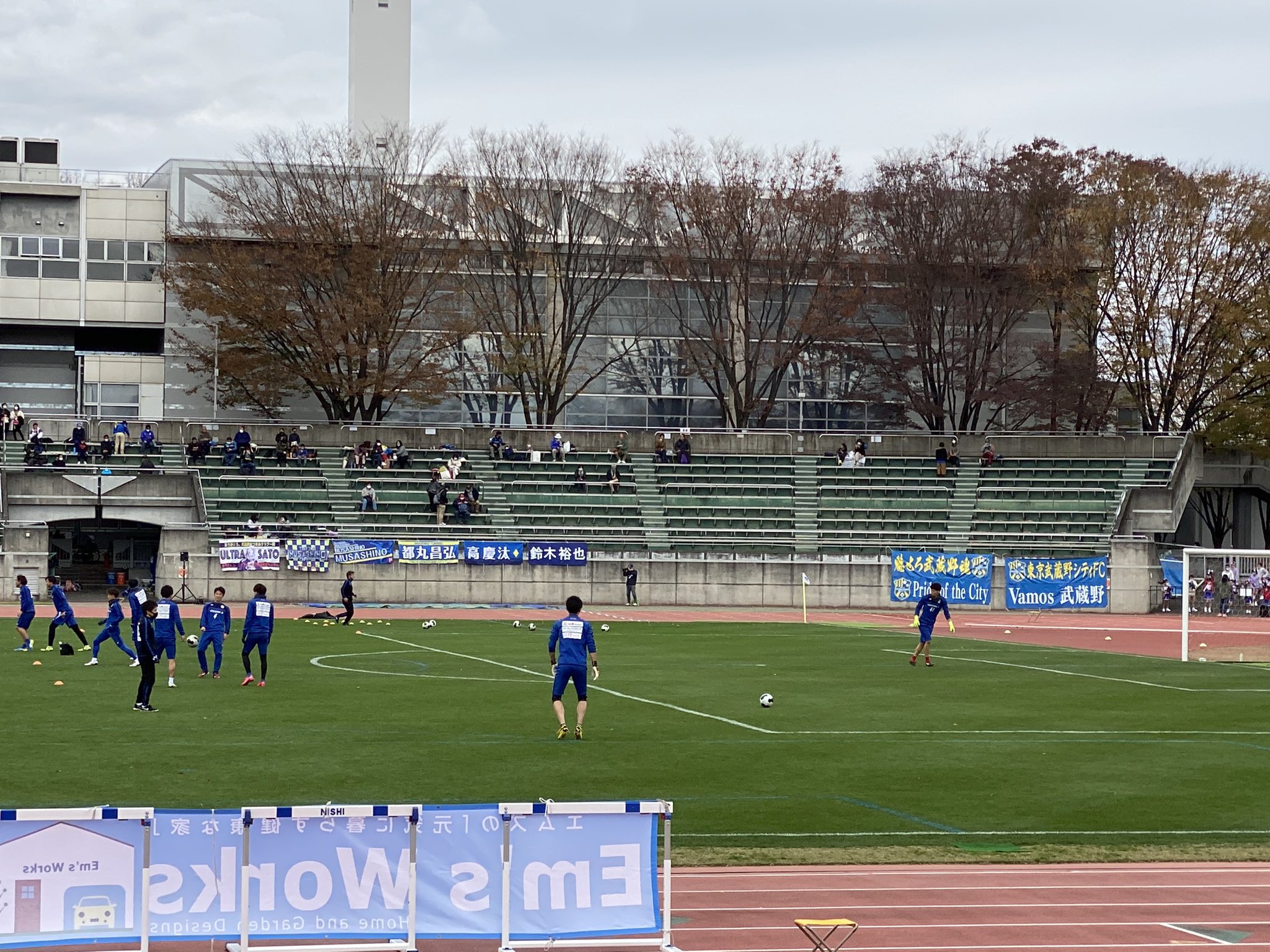 しゅんすけ 夕方まで暇になってしまったので 武蔵野陸上競技場へ来た 松江の応援席に元藤枝の垣根拓也選手の横断幕がありました Jfl 東京武蔵野シティ 松江シティ T Co Z5nhub0sa6 Twitter
