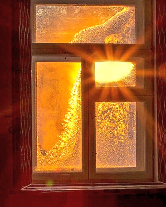 Яркое солнце светит в окна домов. Зимнее солнце в окне. Солнце в окне. Солнечное окно. Светящиеся окна в живописи.