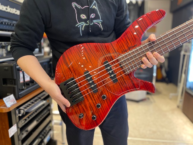 ヘッドレスギター　スペースバーガー　レッド Tokai スペースバーガー？ ヘッドレスベース 最終価格！ - メルカリ