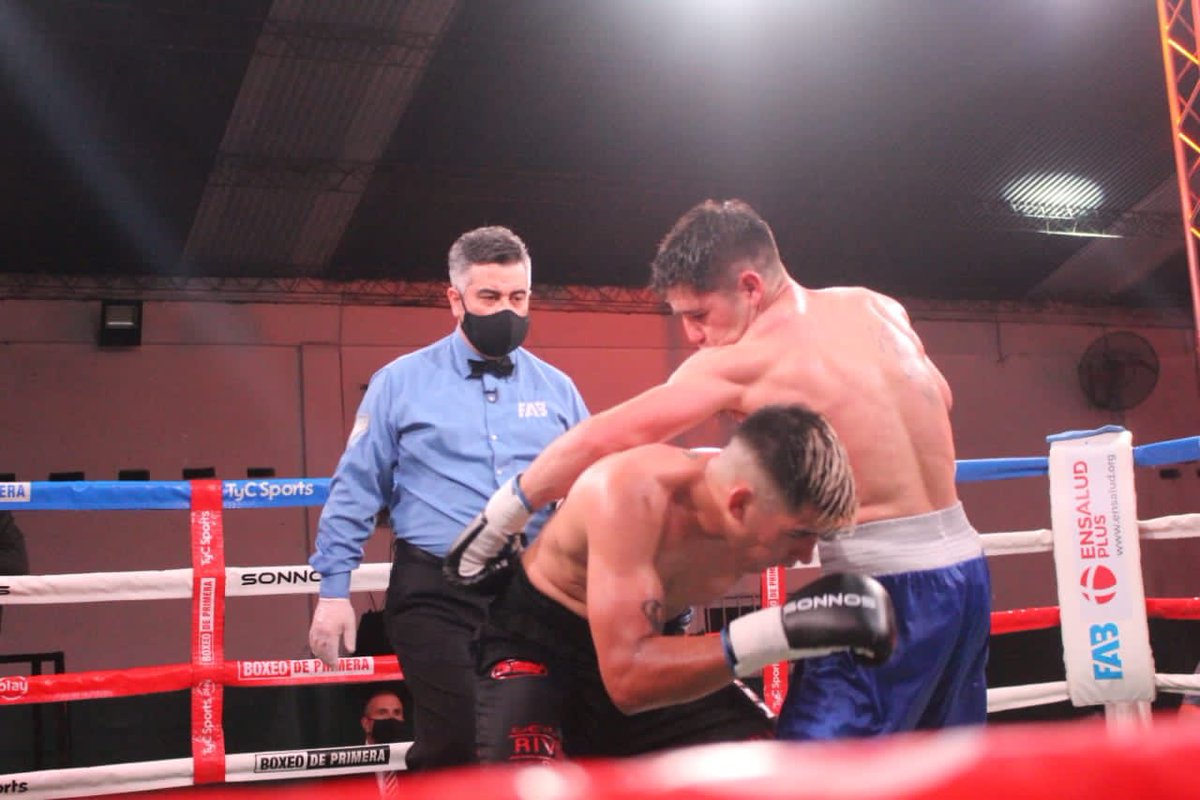 #Huracán 🎈 ¡Triunfó el Elegante!

🥊 Nicolás Andino venció PP al sanjuanino Andrés Tejada en el predio del Sindicato de Camioneros por la Categoría Welter.