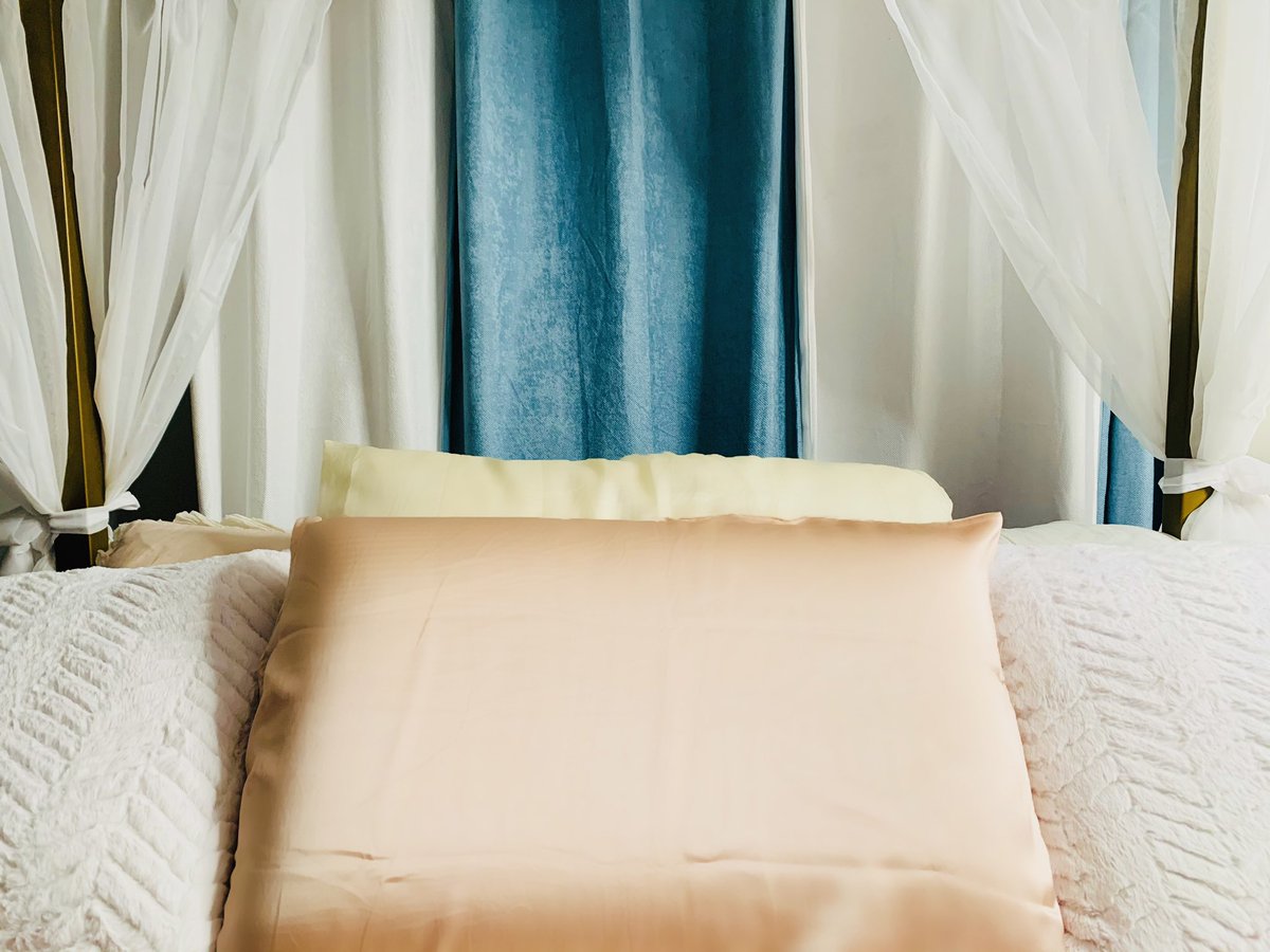 MerietaB's tweet photo. If you’re a curly girl, then sleeping on a silk pillowcase is a MUST! It not only keeps your hair less frizzy, but Silk contains 18 amino acids that nourish your skin while you sleep and prevent wrinkles. Get you one! @YANIBESTOFFICAL
#yanibest #silkpillowcase #CurlyGirl https://t.co/YYd6HKTjOc