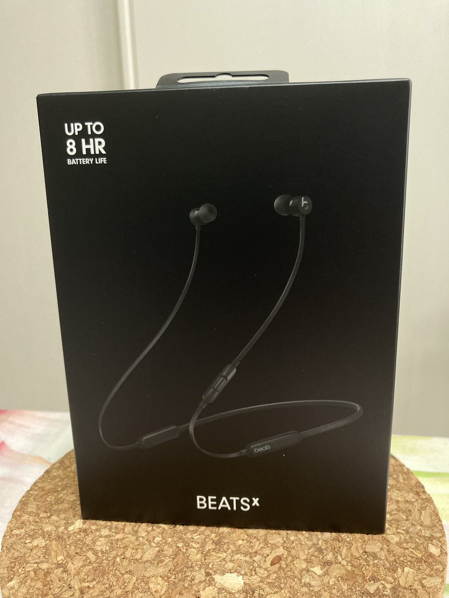 Amazonのブラックフライデーで買ったBeatsXが届いた。
ジムで使ってた有線イヤホンのコードが煩わしいので買い替え。ネックストラップ式だから落として紛失することはないかな。
#Amazon
#ブラックフライデー
#Beats https://t.co/2aIf2l6tzL