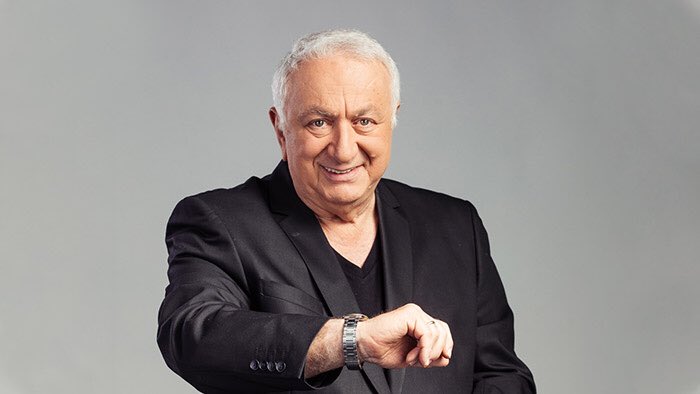 אריה גולן הוא עיתונאי ושדרן רדיו ישראלי. מגיש את יומן הבוקר ברדיו <a href="/ReshetBet/">כאן חדשות | רשת ב</a> של <a href="/kann/">כאן</a>.נולד בפולין.עלה ארצה וגדל בשיכון ויצמן שבהרצליה.למד בפנימיית בויאר בירושלים.בוגר החוג ליחסים בינלאומיים ב<a href="/HebrewU_heb/">האוניברסיטה העברית בירושלים</a>.שירת ב<a href="/GLZRadio/">גלצ</a>.היום חוגג אריה יומולדת.מזל טוב ילד.הצלחתך הצלחתנו.צבי