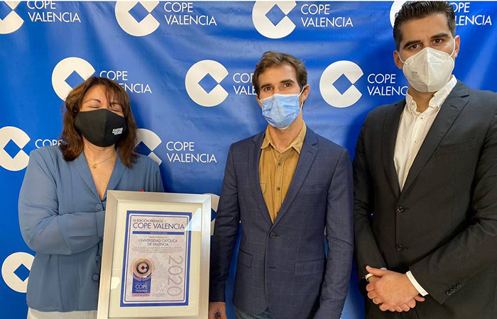 gradofilosofia's tweet photo. La @UCV_svm ha sido galardonada en los premios @COPEValencia por su labor social y sanitaria durante la #pandemia, realizando labores de voluntariado para ayudar a las personas mayores durante el aislamiento 🙏👏👏👏 #compromisoUCV https://t.co/sSHrrUXVd8 https://t.co/QEPkc6agvf