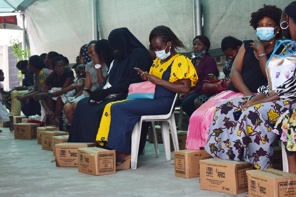 riseplatform_ng's tweet photo. RISE, in partnership with @foodclique &amp; @SAFLI_NIG, led the distribution of food support across a database of teachers in low-income schools in Lagos.

"The best teachers teach from the heart and their state of mind will determine the quality of their lessons."
#RISEforTeachers https://t.co/R5LZ3uCnLt